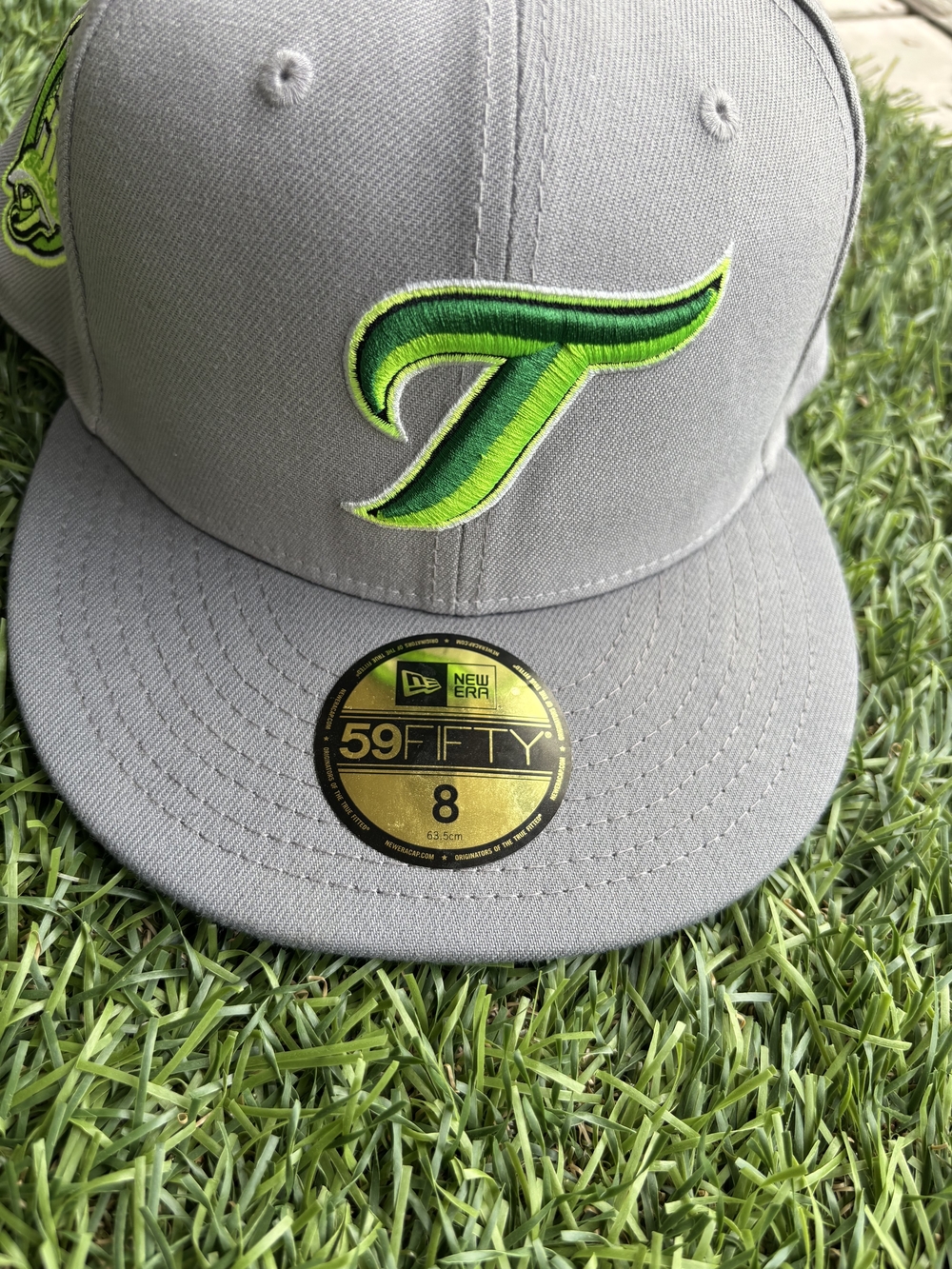 New Era 59FIFTY Gray & Green Logo Fitted Cap - Size 8